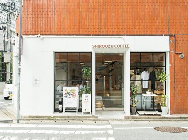 SHIROUZU COFFEE ROASTER 警固店 / 窓が大きく、街の風景が絵画のようにも見える