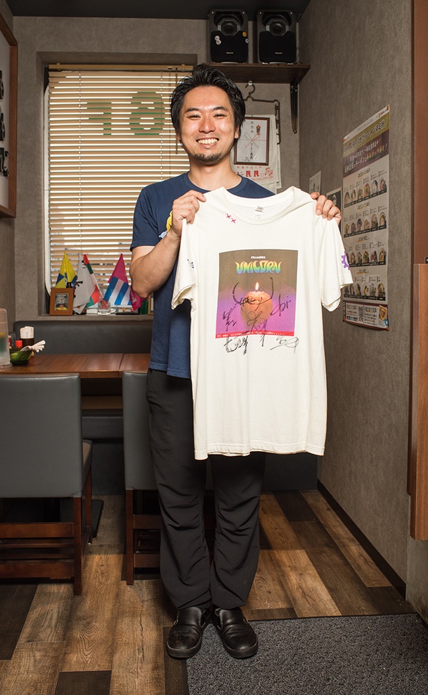 ケータリングを届けた際、奥田さんの計らいでTシャツにメンバー全員のサインを書いてもらった。｢その時のお礼を直接言うためにも、奥田さんとお会いできることを目標にしています｣