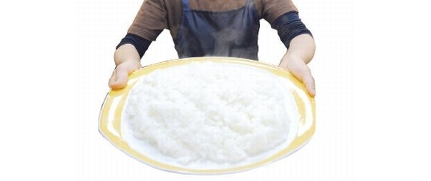 「カリーハウス コロンボ」のライスはお盆のような皿で登場