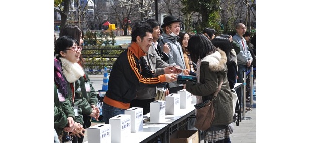 テツandトモ、ガリットチュウも声を張り上げて参加