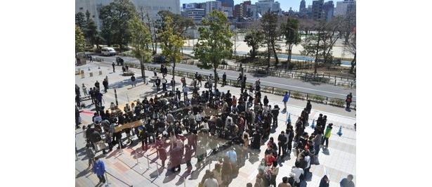 会場となった「olinas錦糸町」の正面広場には多くの人が集まった