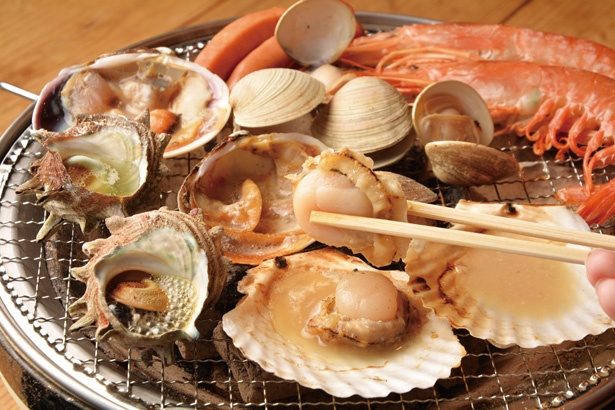 サザエや大アサリ、ホタテ、ハマグリ、赤エビなどの魚介を好きなだけ焼いて味わえる / 名古屋みなと漁港