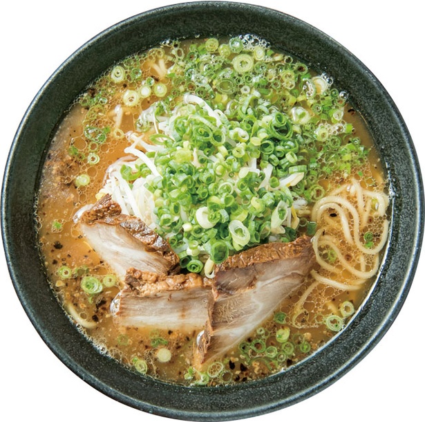 濃厚なスープは、モチモチ食感の自家製麺とよく合う。指宿豚骨ラーメン「かさね」(800円) / 麺屋 二郎 指宿駅前店