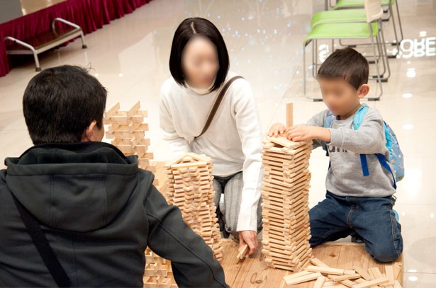 ひのきの積木「ひのきくん」で遊ぶ子供たち
