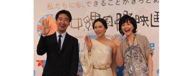 レッドカーペット後に行われたフォトセッションの様子(左から三宅喜重監督、中谷美紀、南果歩)