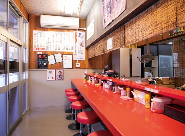 駒や / カウンターのみの店内