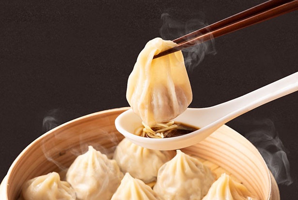 アツアツの「名物小籠包」。もっちりと弾力のある皮の中には、あふれんばかりの肉汁が