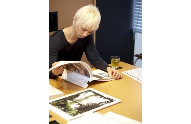 「グローバルワーク」をひと言で言うと「水嶋ヒロ」のまじめな雑誌ですね(笑)と、編集顧問・斎藤さんは話す