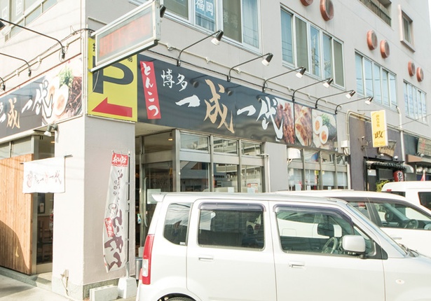 博多 一成一代 / 東比恵交差点近くのビルに入る。夜は焼鳥をそろえる麺酒場に