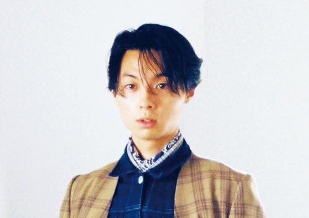 「新井リオ」カナダと日本を拠点とするグラフィックデザイナーでありバンドマン