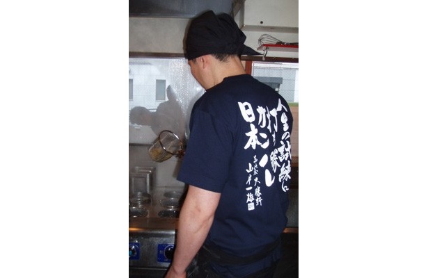 イベント当日、店主たちは「ガンバレ日本Tシャツ」を着用