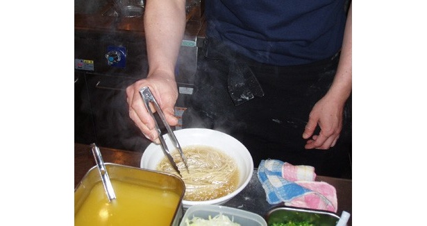 超豪華チャリティラーメン「ガンバレ日本」を作る「麺屋　一燈」店主・坂本さん