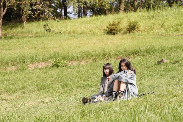 美保（森七菜）と親友の遥（仁村紗和）