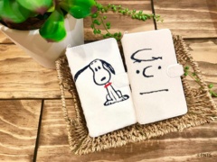 【写真を見る】「【Peanuts LIFE＆TIMESオリジナル】『スマホケース』」(チャーリー・ブラウン：税込6490円/スヌーピー：税込6820円)※H143×W81ミリメートル