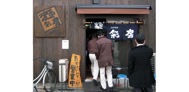 行列のできる「つけそば　麺彩房」。年越しラーメンだって味の心配は無用！