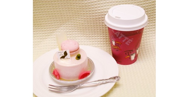 「パティスリーアンファンス」の「チャリティドリンクセット」（300円）も