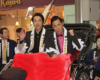 初の人力車は恥ずかしい？  堤真一、岡村隆史らが京都・新京極でお練りと舞台挨拶