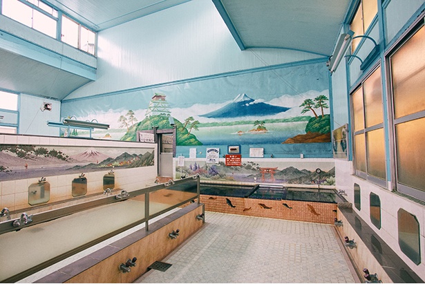 昭和風情が残る浴場は天井が高く、開放感がある。男湯の富士山のペンキ絵は、有名女性絵師・田中みずきさんによるもの。浴槽のタイルには鯉が描かれている