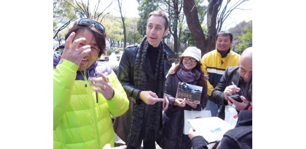 ラジオ局の枠を超えて、寄付金を募るラジオDJ＆パーソナリティの面々。右から2番目の男性はHCJ理事長の橋本浩二さん。