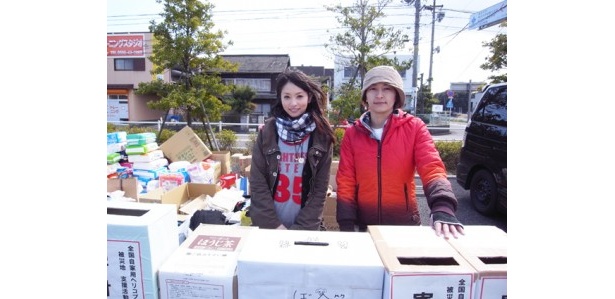 バロー一宮西店駐車場で寄付金を募る、タレントの水野裕子さん（写真右）と加藤沙耶香さん（同左）。