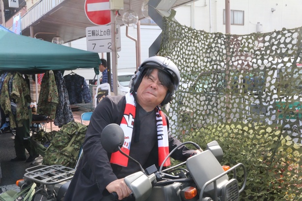 自衛隊のバイクにまたがって興奮気味の竹内氏。自身も心から丘フェスを楽しむとか