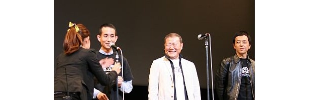 マイクの高さを調整してもらう矢部の様子に登壇した國村や観客からも笑いが