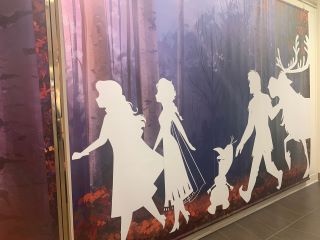 「アナと雪の女王2」OH MY CAFEオープン！等身大アナ＆エルサと撮影もできちゃう