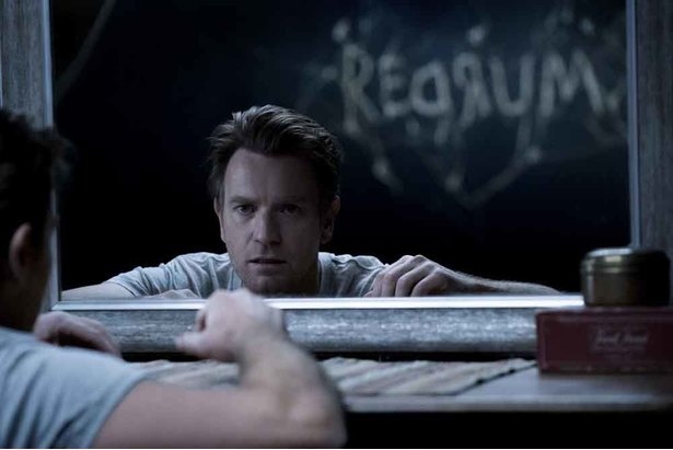 【写真を見る】鏡に映った“REDRUM”の文字が意味することとは?(『ドクター・スリープ』)