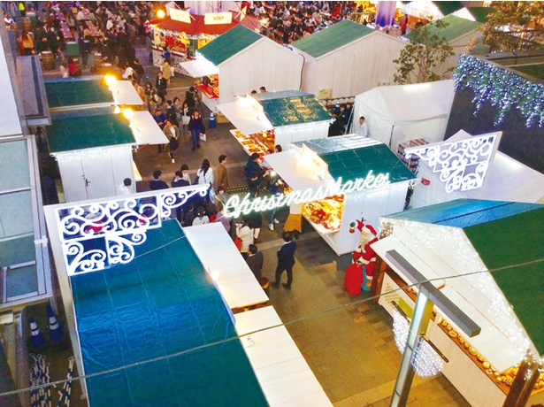 クリスマスマーケット in 光の街・博多 / 場内に並ぶ木製の小屋“ヒュッテ”