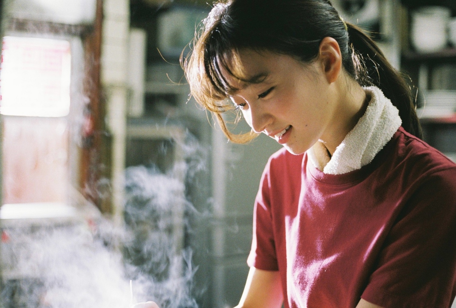 父から廃業寸前のラーメン屋を継いだ木帆を演じるのは、岡崎紗絵