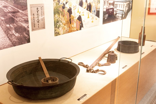 創業当時のトマトソースづくりに使われていた鍋など、歴史を感じさせる道具が数多く残されている / カゴメ記念館