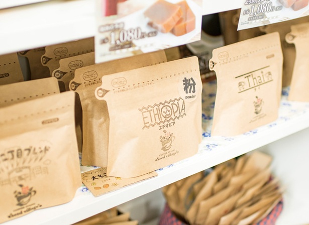 COFFEE STAND seed village / 自家焙煎豆のほか、エストニア産のハチミツや古湯温泉の老舗とコラボしたコーヒー羊羹も販売