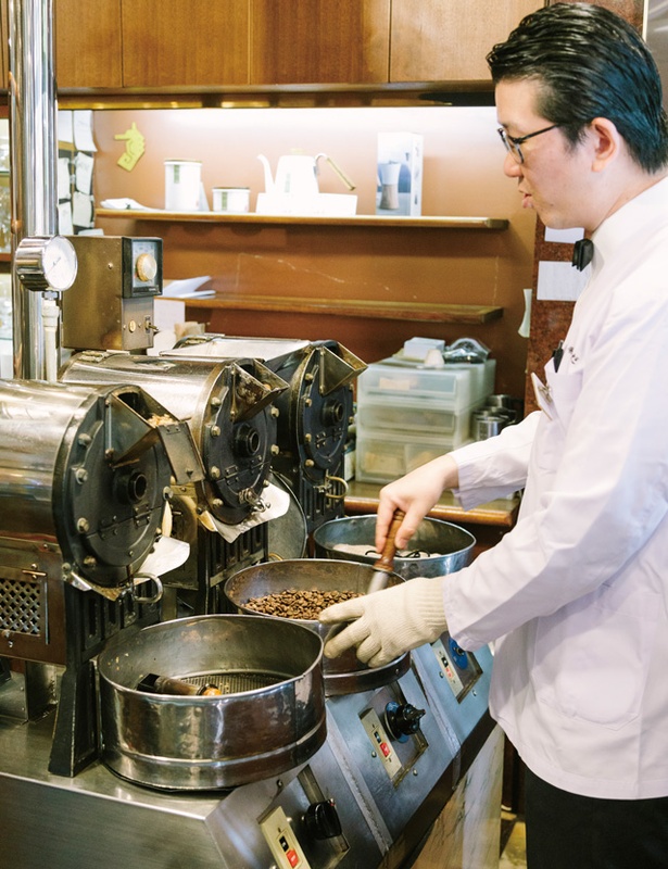 珈琲舎のだ 大名本店 / カウンターの中に磨かれた焙煎機が3つ連なる。まろやかなコクを引き出す焙煎を心がける
