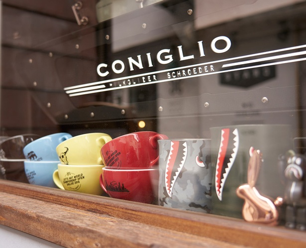 Coniglio / 夜になると青文字の電灯看板が灯り、シメの一杯を楽しむ客が集まる