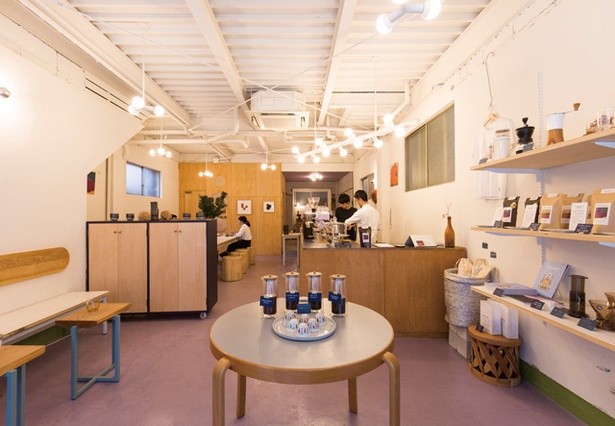 COFFEE COUNTY Fukuoka / 多彩なシングルオリジンコーヒーやさまざまなアレンジコーヒーをお酒のように楽しんでほしいという思いから“Coffee Bar”と呼んでいる福岡店