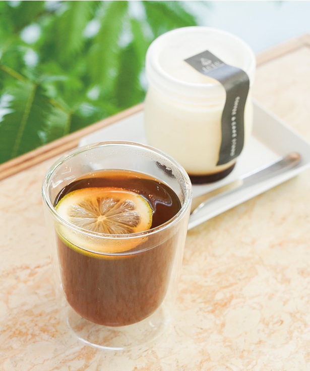 COFFEE ＆ CAKE STAND LULU / 「ホットレモンコーヒー」(写真手前、550円・税込)はさわやかな柑橘の風味が広がる。「オリジナルプリン」(写真奥、400円・税込)