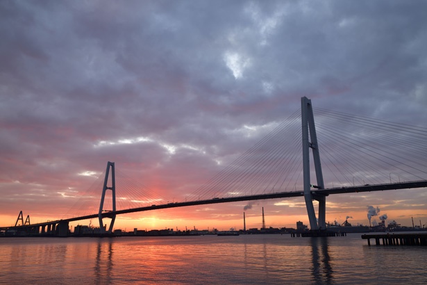 夕焼けと空のグラデーションが美しい名港トリトンの夕暮れ