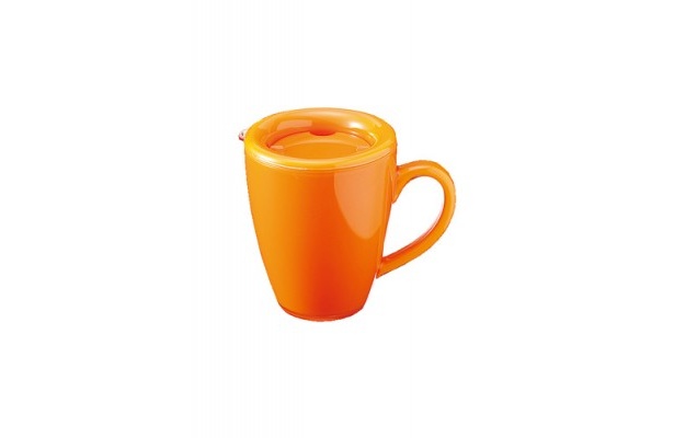 全12色もあり、カラフルな「HOON MUG」(1575円)は、ふたを閉めたままで飲めて使える