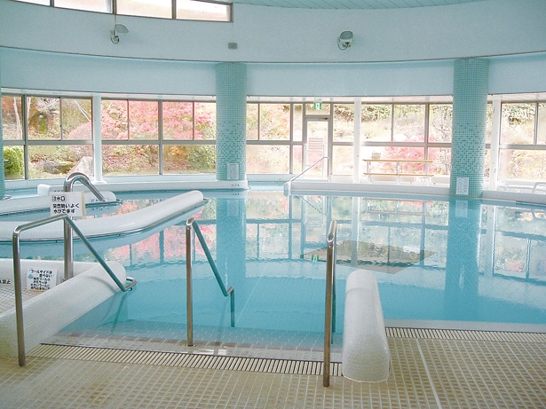 天然温泉を100％使用する温泉プールでは、水中運動教室も実施 / 飛騨川温泉 しみずの湯
