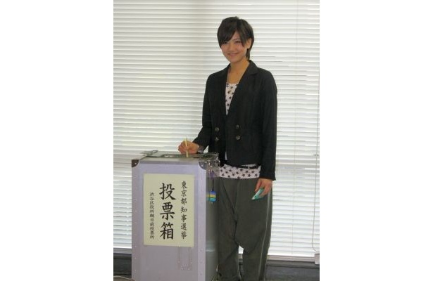 実際に投票する宮澤佐江さん