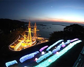 太平洋に浮かぶ復元船が黄金の輝きに包まれる「サン・ファン・イルミネーション2019」が宮城県で開催中