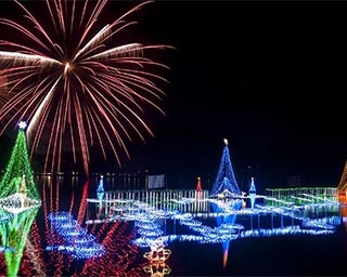 湖面に映る光が幻想的な「榛名湖イルミネーションフェスタ2019」が群馬県高崎市で開催