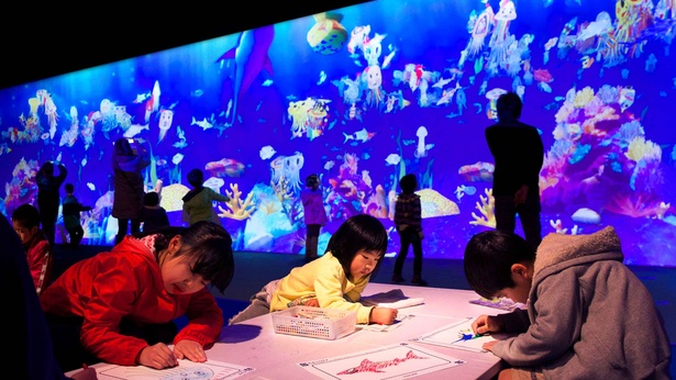 紙に自由に描いた魚が巨大な水族館で泳ぎ出す「お絵かき水族館」
