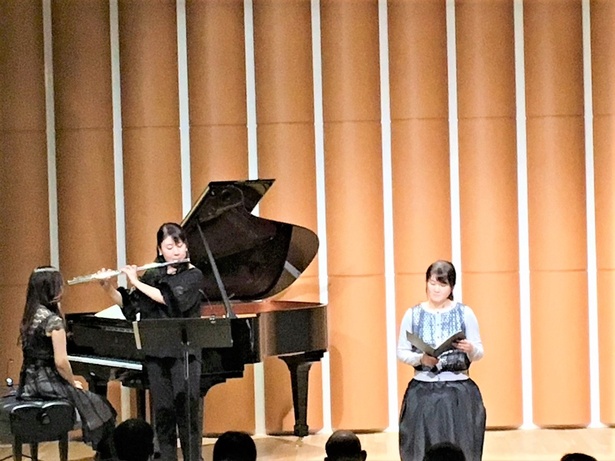 【写真を見る】フルートとピアノの生演奏で、アナウンサーの朗読に花を添える