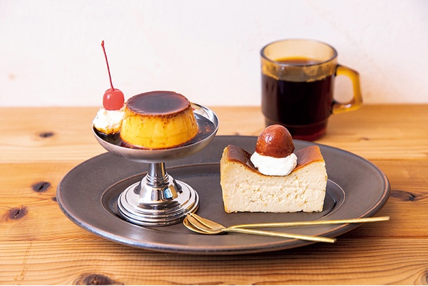 店舗で味わえる手作りスイーツ。｢カスタードプリン｣(左 370円)、｢和栗のチーズケーキ｣(右)、｢コーヒー｣(右奥 400円～)