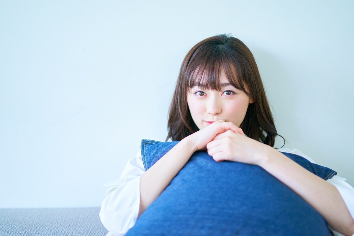 【写真を見る】福原遥、クッションを抱きしめてキュートすぎる笑顔!