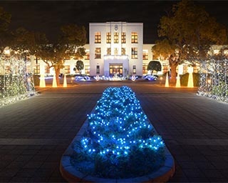 夜に浮かび上がる白亜の校舎！滋賀県の豊郷小学校旧校舎群で「ライトアップ＆イルミネーション」開催中