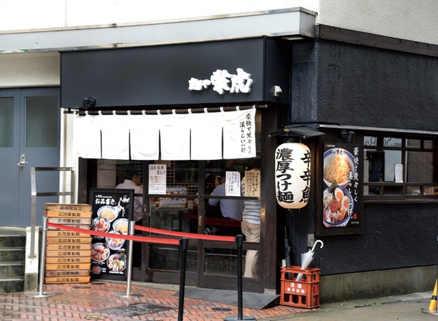 【写真を見る】麺や 兼虎 / 東京の人気店「井の庄」で修業した店主が、魚介系の高濃度なラーメン＆つけ麺を作る