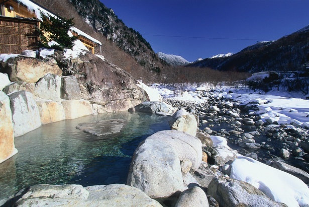 【写真を見る】露天風呂から望む、槍ヶ岳の雪絶景をご覧あれ / 槍見の湯 槍見舘