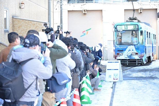 北海道札幌市の路面電車が車両まるごと 雪ミク に 担当声優のアナウンスも ウォーカープラス